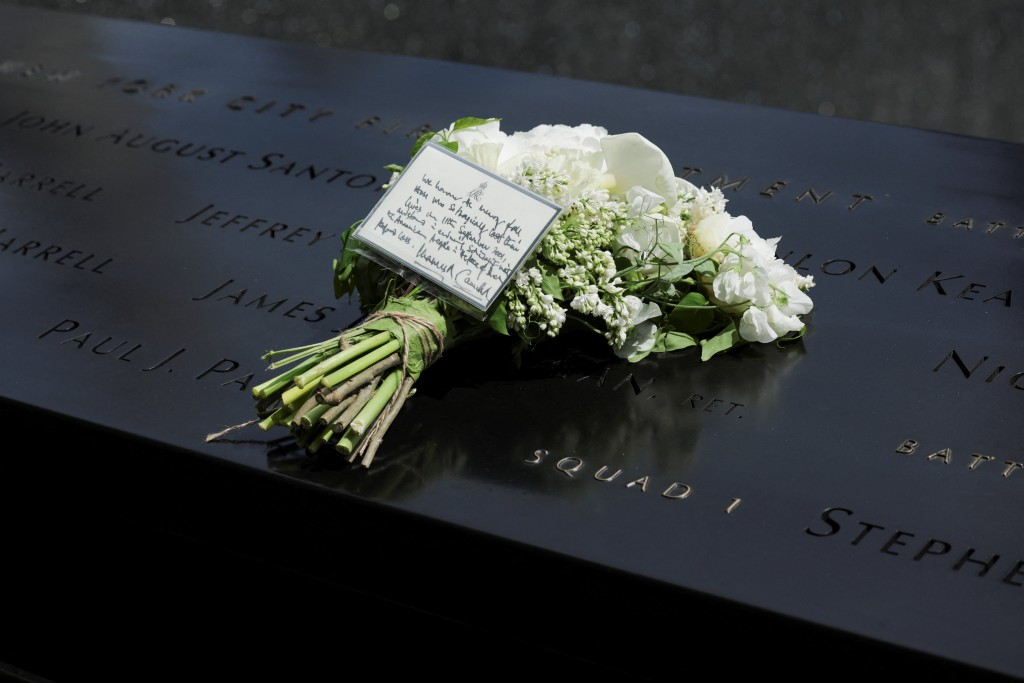 英王查理斯访纽约911遗址献花悼念，一束附有他们亲笔留言的鲜花摆放911纪念馆。路透社