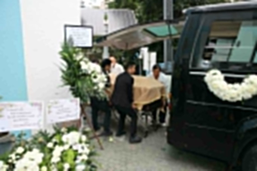 完成儀式後，工作人員先將靈柩移送上靈車。