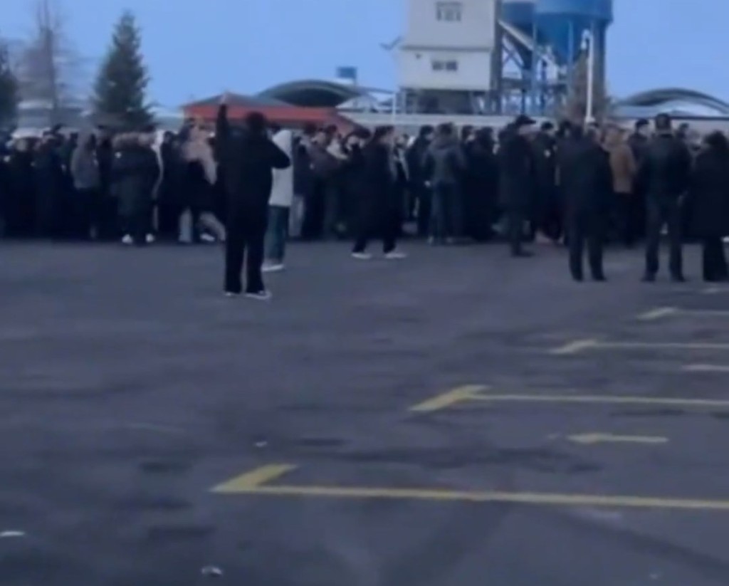 大批民眾到昭蘇當地殯儀館悼念日前墮馬身亡的賀嬌龍。微博@瀟湘晨報 大批民眾到昭蘇當地殯儀館悼念日前墮馬身亡的賀嬌龍。微博@瀟湘晨報