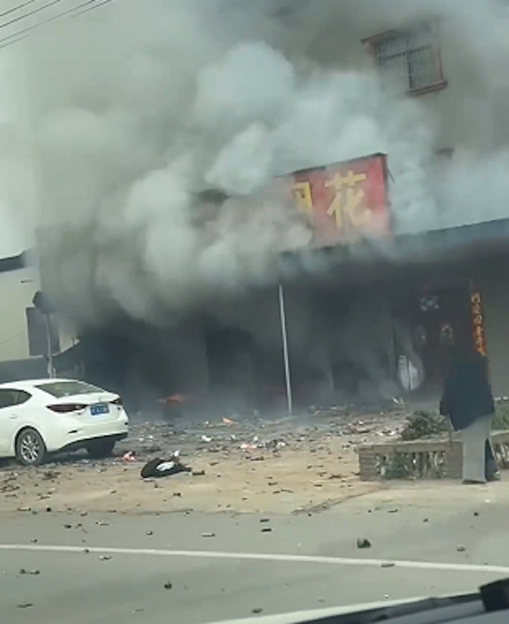 湖北年初二烟花店爆炸12死事故,肇因是有客人在门前试玩「震天雷」造成。 湖北年初二烟花店爆炸12死事故,肇因是有客人在门前试玩「震天雷」造成。