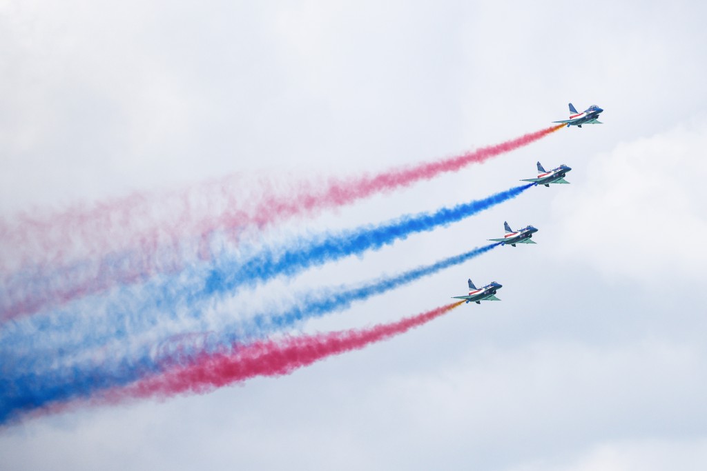 2月3日，中國空軍八一飛行表演隊在第十屆新加坡航展首日進行飛行表演。 新華社