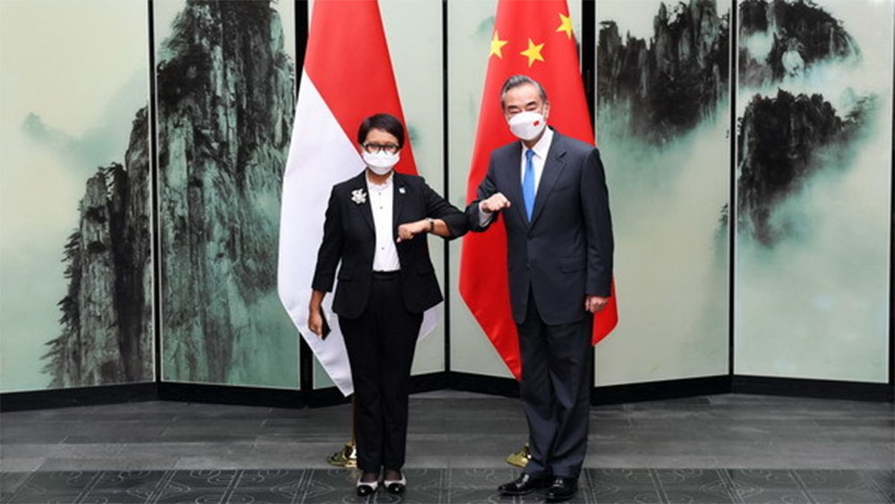 王毅與印尼外長蕾特諾舉行會談。