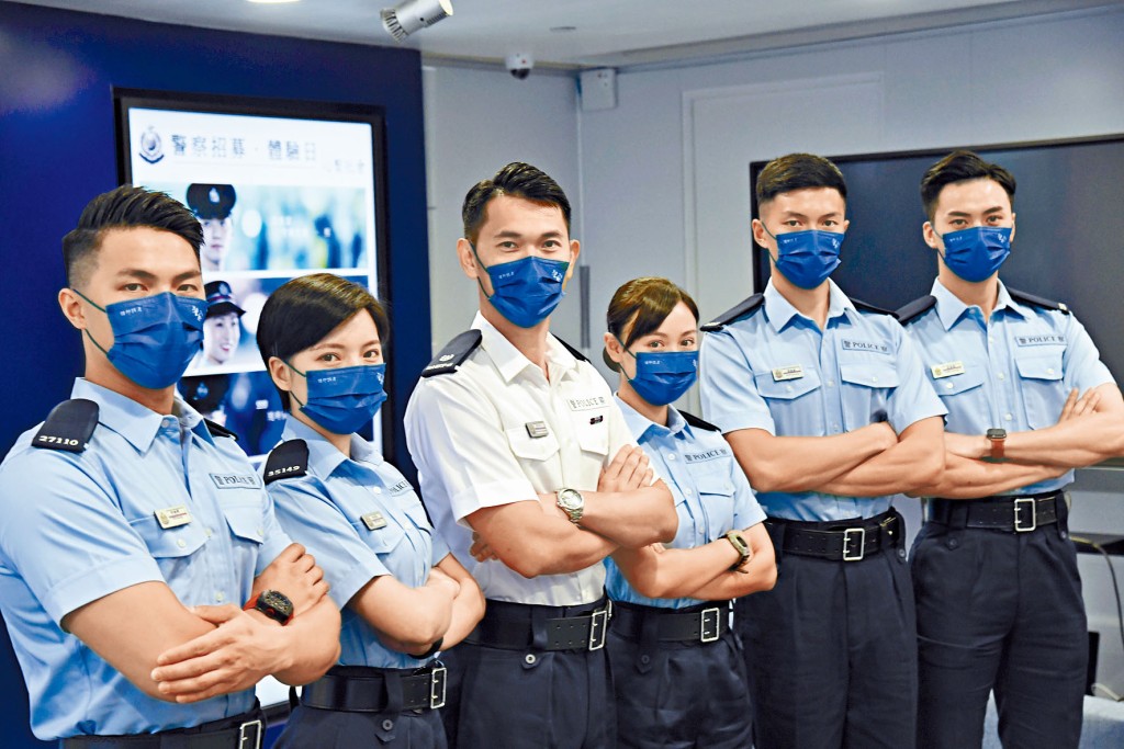 警隊人事部招募組警司陳純青（左三）連同五名「警募大使」，介紹警方新一輪招募活動。