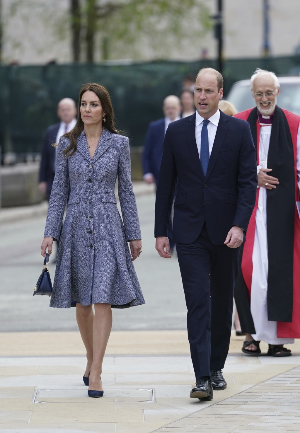 較早前，凱特皇妃到英國曼徹斯特出席紀念活動時，她選擇了法國品牌Polène手袋配搭藍色Coat Dress。