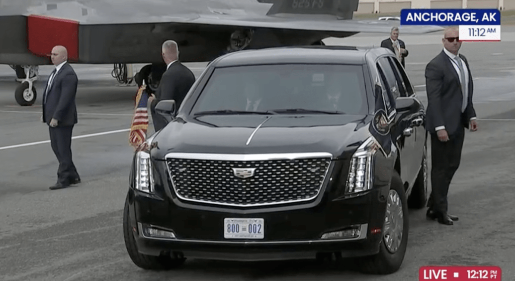 特朗普和普京共同走進美國總統專用「野獸」防彈轎車,然後一同前往會談地點。影片截圖 特朗普和普京共同走進美國總統專用「野獸」防彈轎車,然後一同前往會談地點。影片截圖