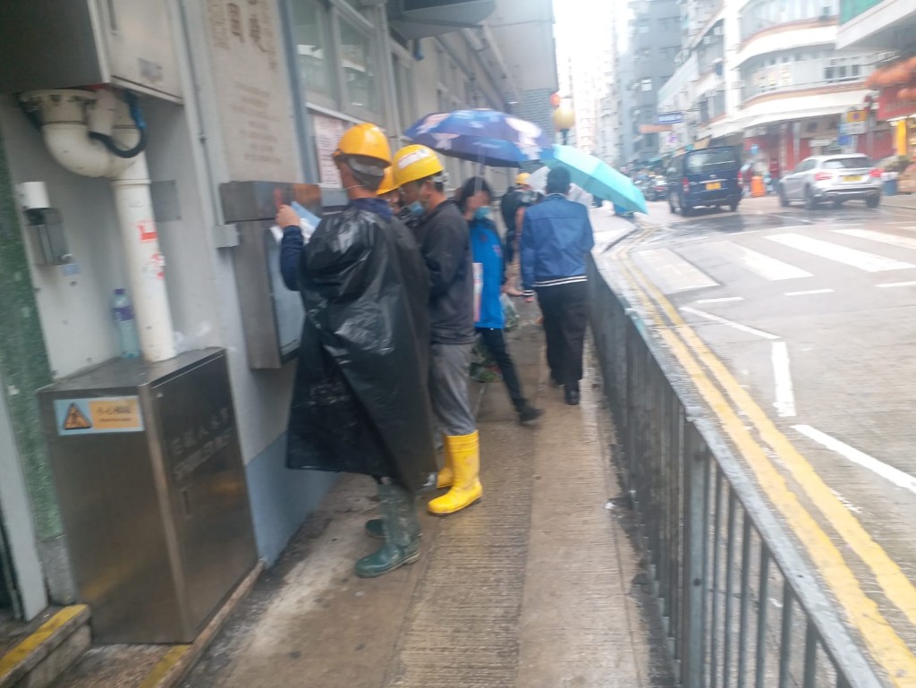 有建築工人前往提交檢測樣本瓶。