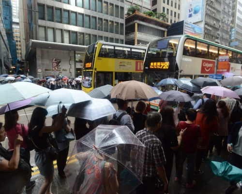 大批市民趕在八號風球懸掛前收工。