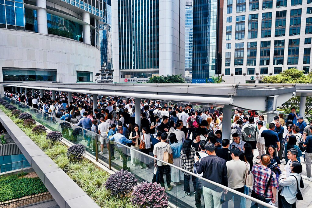 首岸昨日展開首輪銷售，排隊人龍不僅逼爆商廈大堂，更延伸至室外行人天橋，場面十分壚冚。