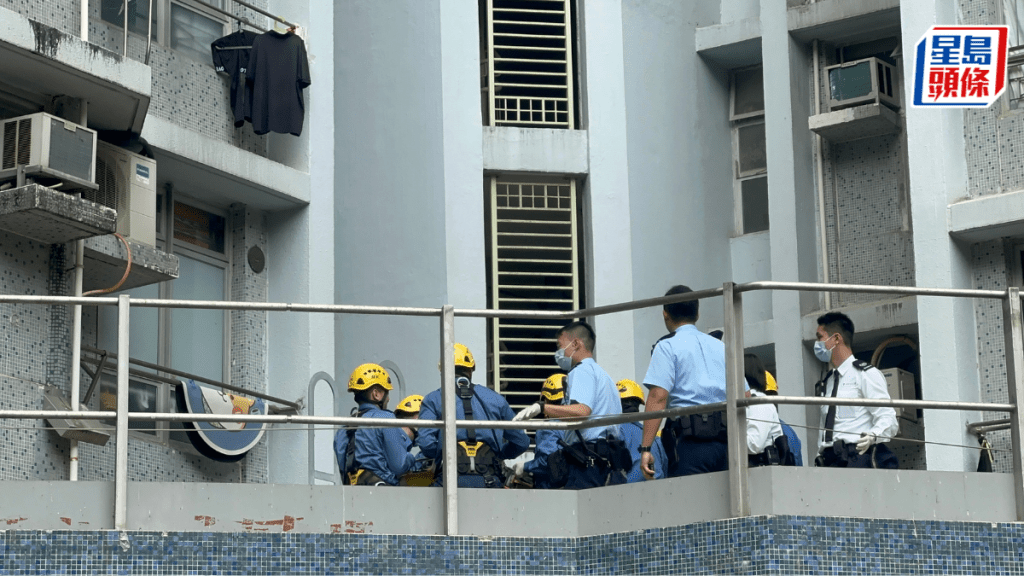 女子墮樓跌落平台死亡。梁國峰攝