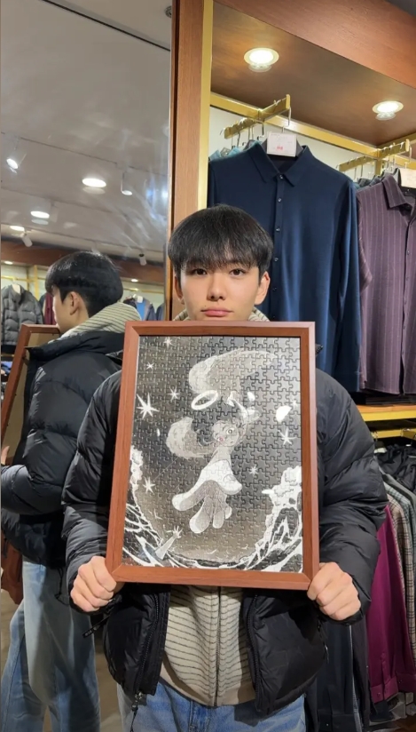 馬維健幫母服裝店親自上陣任中老年男裝的模特兒。 抖音