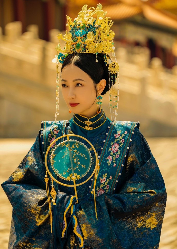 王丽萍穿上中式宫廷服化身“皇后”。