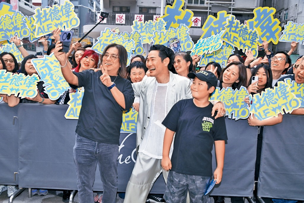 林敏驄(左)驚喜撐場,同杜德偉(中)、AJ(右)父子及一班歌迷玩自拍。