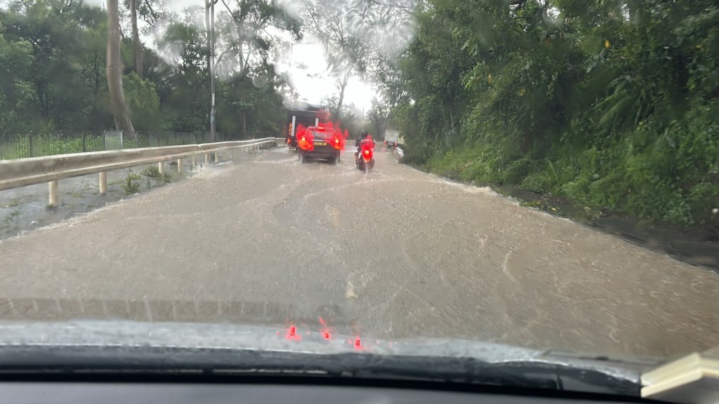 西貢區早上雨勢頗大。圖為清水灣道情況。（梁國峰攝）