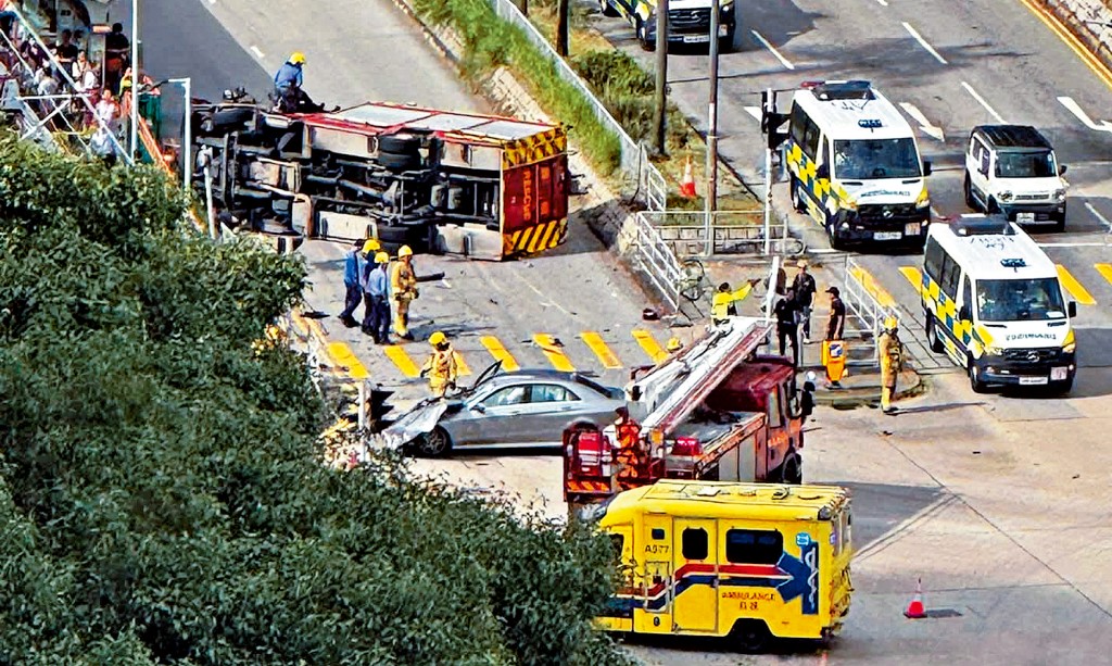 屯門車禍發生後,消防車翻側橫亙馬路,私家車車頭損毀嚴重。