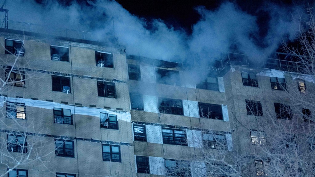 纽约公寓煤气爆炸起火酿一死14伤 逾百户居民紧急疏散。路透社