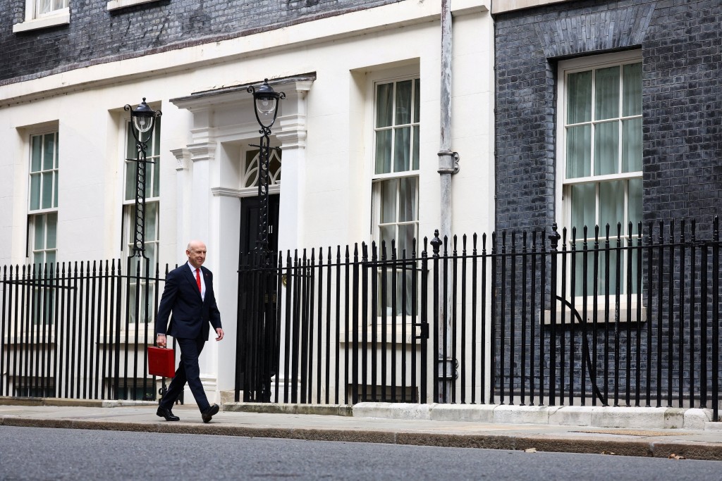 政府向家庭發放能源補助預計耗資26億英鎊，延長燃油稅減免措施則預計額外耗資14億英鎊。路透社