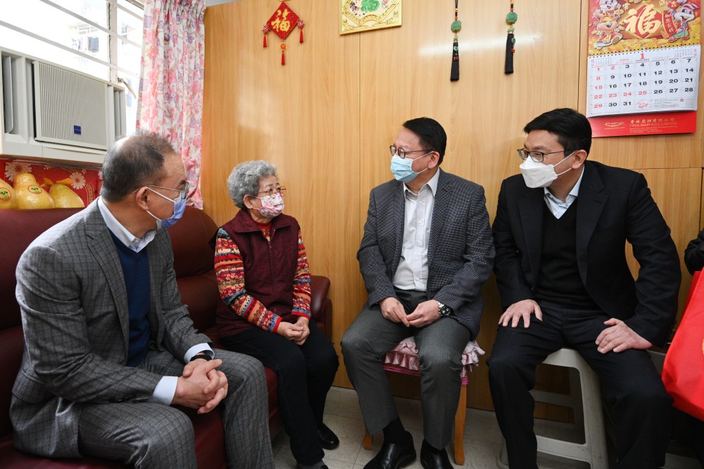 陳國基（右二）、曾國衞（左一）及孫玉菡（右一）探訪一名獨居長者。政府新聞處圖片