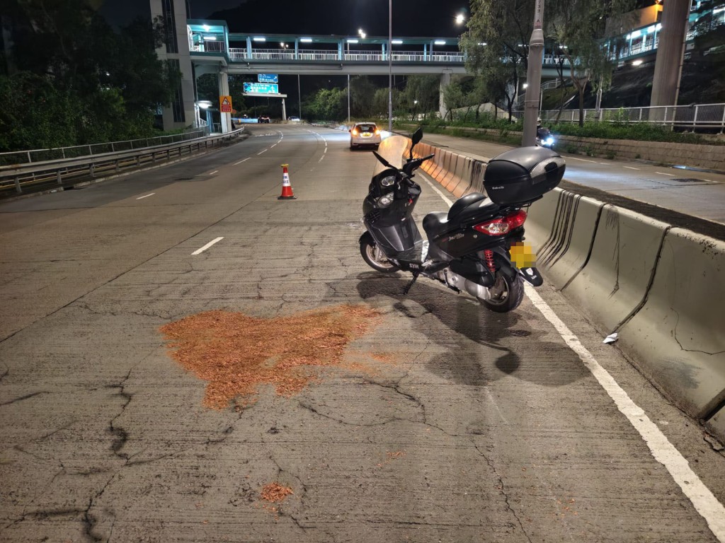 一輛電單車於大埔道上斜期間失控自炒。