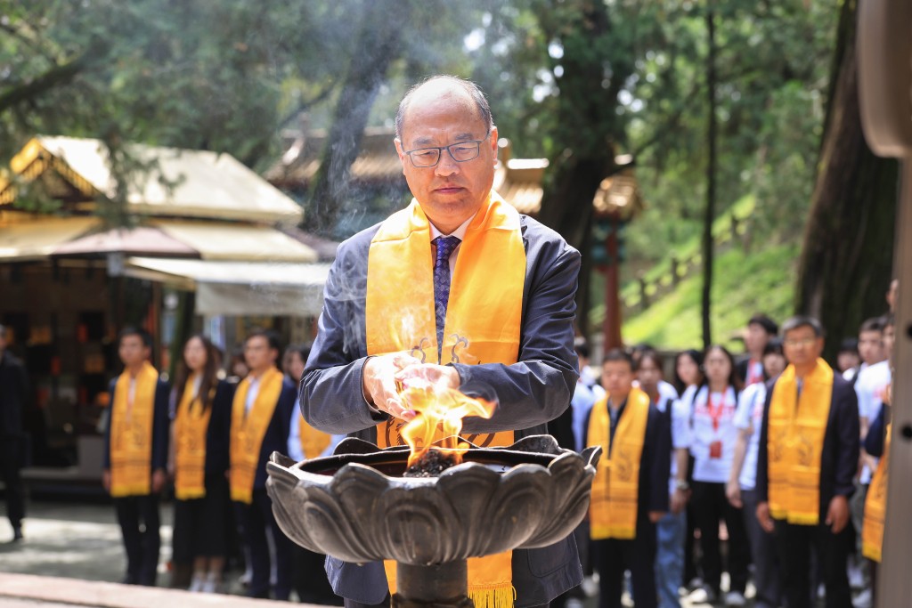 林大輝博士表示,選擇黃帝陵作為研習營的重要一站,因為黃帝陵不僅是廣受矚目的歷史文化勝地,更是中華文明精神的重要標誌。綿延五千年的黃帝文化,能夠讓青年一代深切感受到中華文化的深厚底蘊與源遠流長。 林大輝博士表示,選擇黃帝陵作為研習營的重要一站,因為黃帝陵不僅是廣受矚目的歷史文化勝地,更是中華文明精神的重要標誌。綿延五千年的黃帝文化,能夠讓青年一代深切感受到中華文化的深厚底蘊與源遠流長。