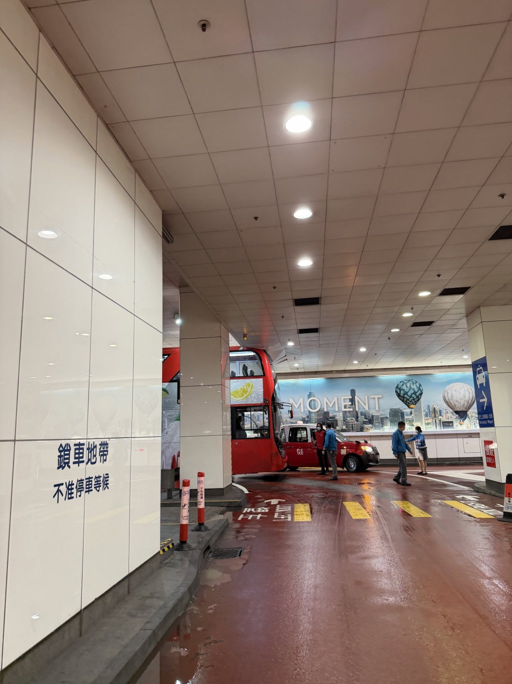 一輛74X路線九巴今日疑行錯路誤闖有高度限制的車路,並撞向觀塘apm的假天花。網上圖片 一輛74X路線九巴今日疑行錯路誤闖有高度限制的車路,並撞向觀塘apm的假天花。網上圖片