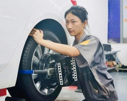 17歲的古慧晶在廣東職校學生專業技能大賽中的汽車機電維修賽項目奪得一等獎。網圖