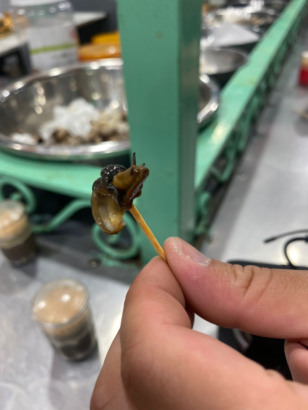 蝸牛連殼一齊煮,之後再竹簽挑嚿肉出嚟食。