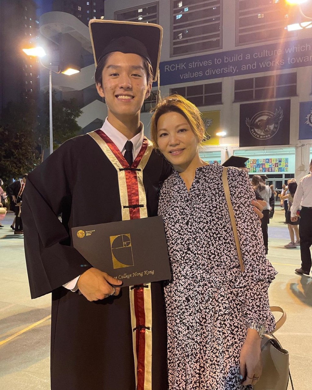 林寶高過康子妮成個頭。