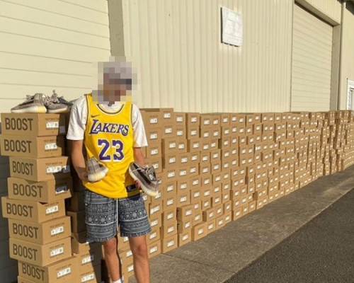 Nike一名北美女高層兒子在網店大量購買波鞋再炒賣圖利。網圖