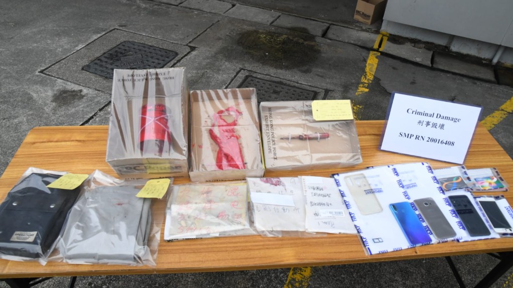 警方展示涉案物品。