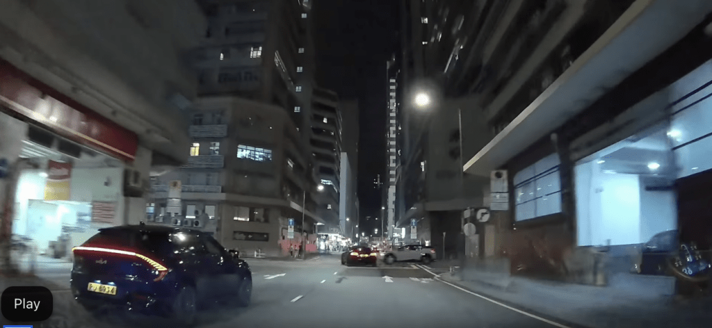當電動車駛至長裕街交界十字路口時，突然遭白色私家車攔腰撞上。fb「車cam L（香港群組）」