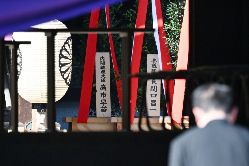 高市早苗以「內閣總理大臣」名義，向靖國神社供奉名為「真榊」的祭品。法新社