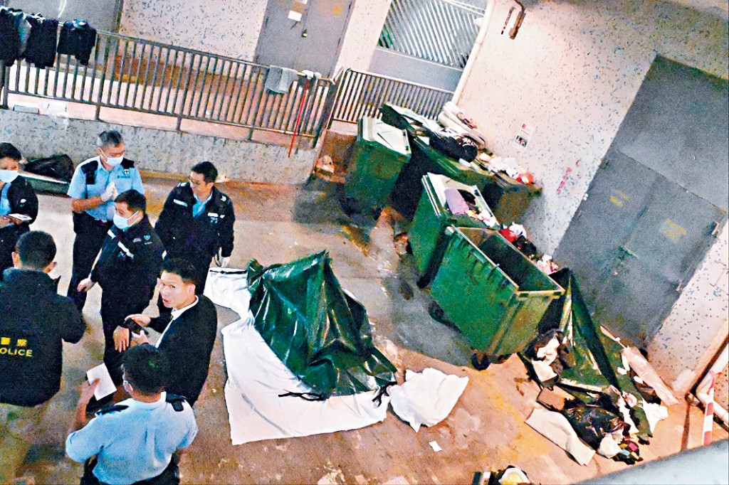 女子與男嬰墮樓身亡,警員以帳篷遮蓋屍體。