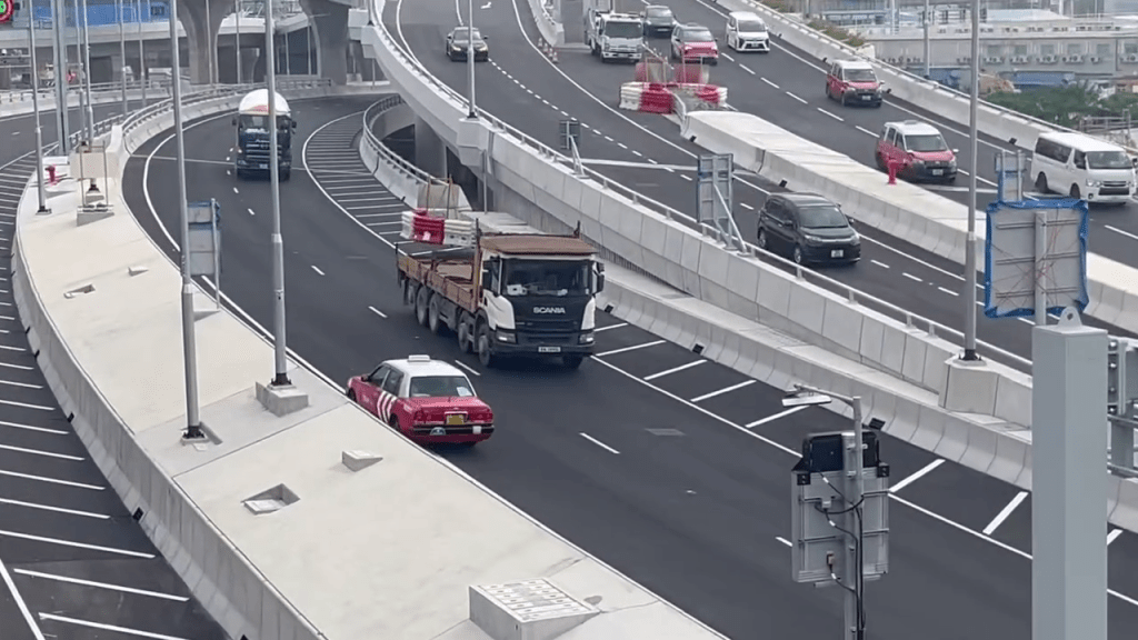 途经的重型车辆及时避开。 途经的重型车辆及时避开。