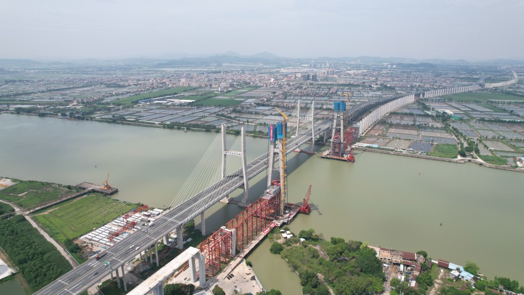 深江鐵路跨磨刀門水道主橋東主塔封頂。中新社 深江鐵路跨磨刀門水道主橋東主塔封頂。中新社
