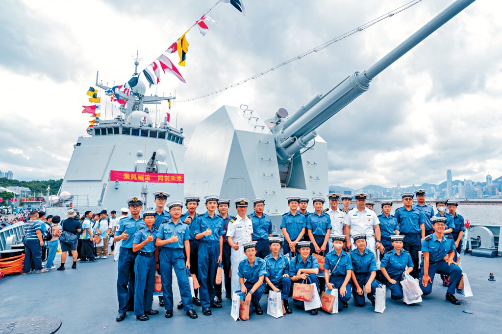 一眾同學參觀海軍南寧艦、衡陽艦。