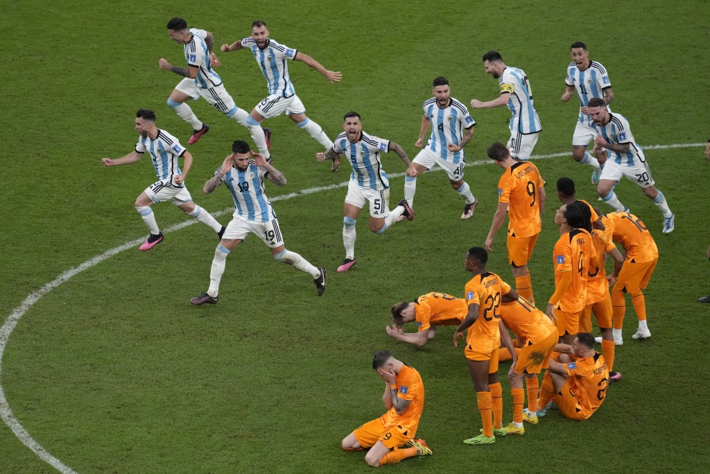 阿根廷及荷兰球员的表情形成极大反差。 AP