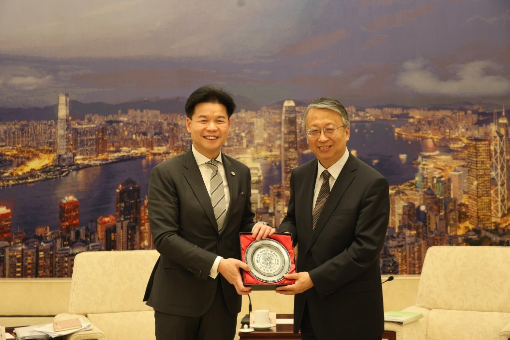 沈春耀（右）在會上指出，香港最獨特、最珍貴的優勢，在於「一國兩制」框架下成功實踐並持續發展的普通法制度。律師會fb