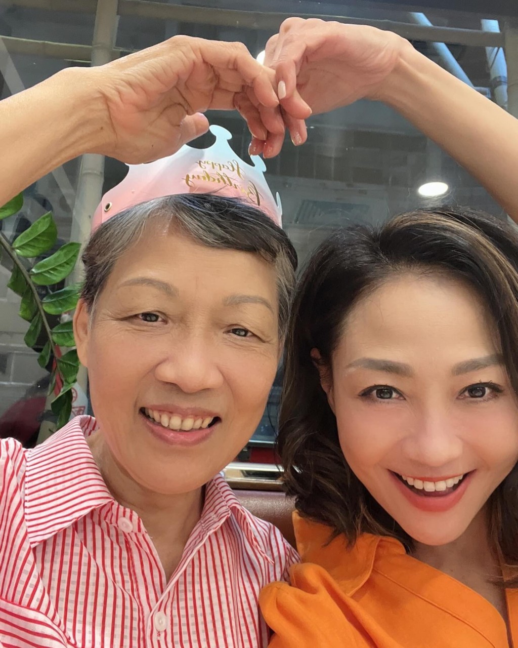 杨玉梅为妈妈庆祝生日，不过未有透露杨母年龄。