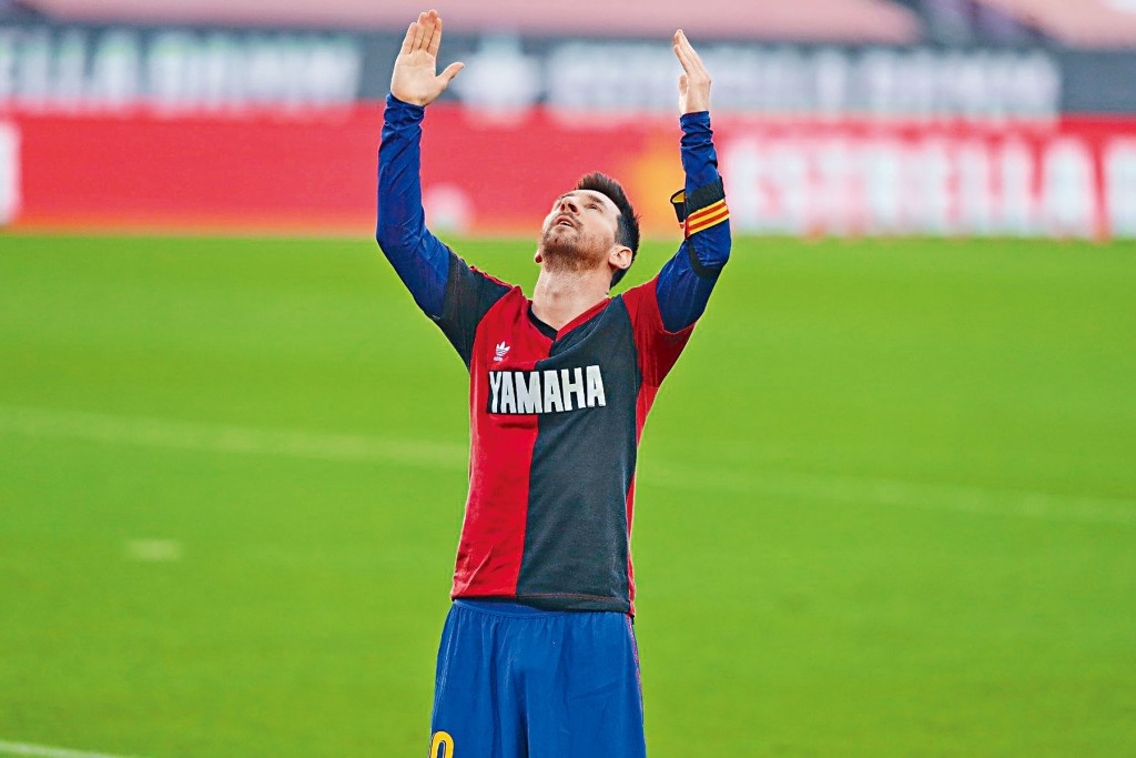 美斯周日入球後展示紐維爾舊生球衣，向遙遠的一代球王馬勒當拿致敬。