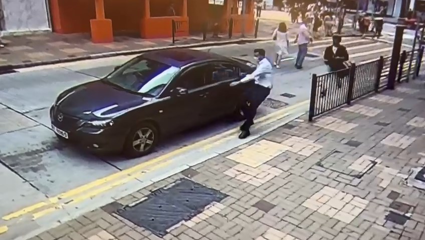 两名劫匪跳上一辆接应的黑色私家车。