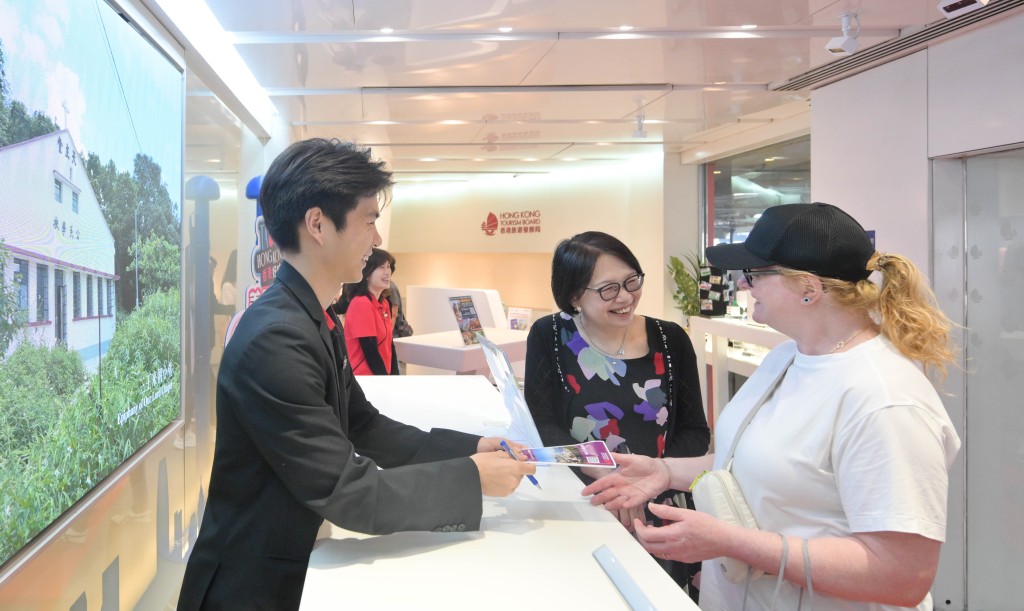 旅游事务专员张冯泳萍（右二）今日（2日）到香港旅游发展局九龙旅客咨询中心，了解旅客服务设施的运作。
