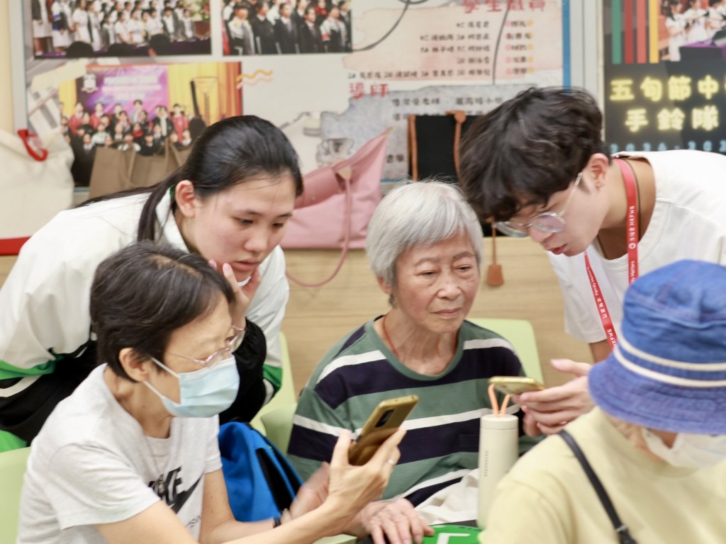 家福會帶領中學及大專院校學生義工協助長者理財活動,在實踐理財教育的同時促進跨代共融。 家福會帶領中學及大專院校學生義工協助長者理財活動,在實踐理財教育的同時促進跨代共融。