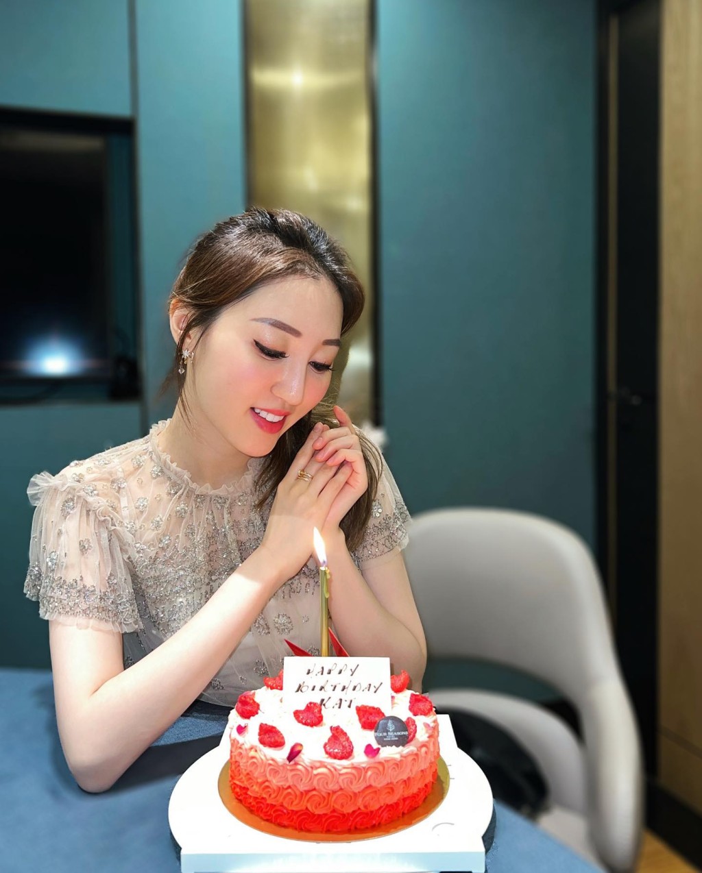 何艷娟今年生日切了多個蛋糕。