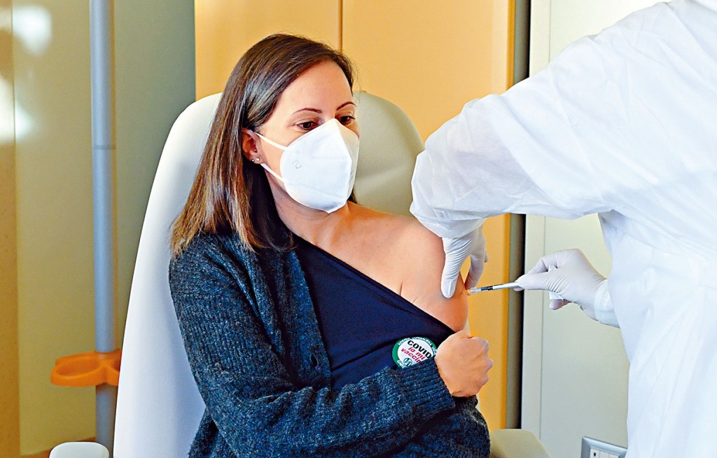 意大利佛罗伦斯一名医生周日接种辉瑞疫苗。