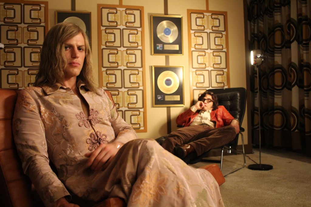 大衛寶兒和水星唱片的發行公關朗奧巴曼 (麥馬朗飾演)一同展開首次美國之旅。