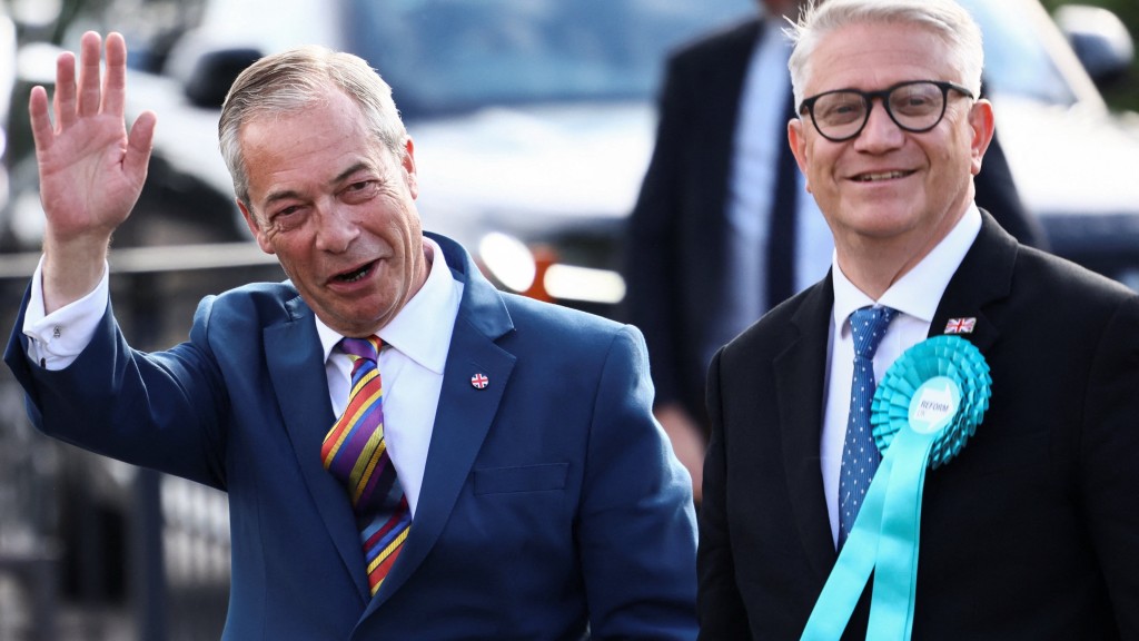 脱欧推手法拉奇（左）与“英国改革党”候选人庆祝胜选。 路透社