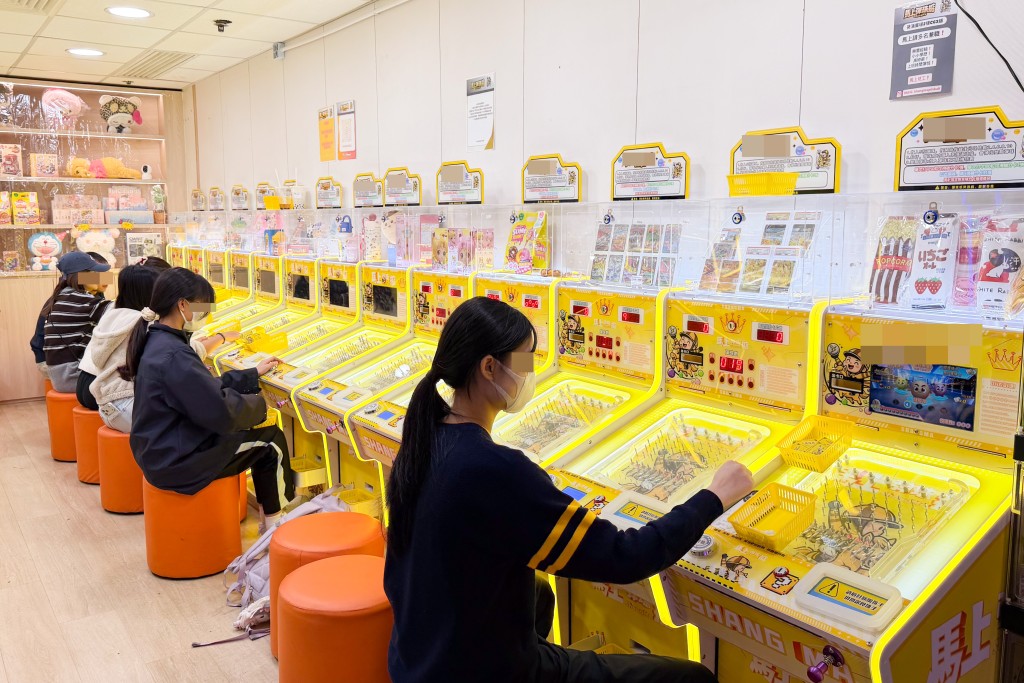 彈珠機店近期於各區越開越多，有部分開設在鄰近學校、補習社及興趣班中心，專攻學生客。