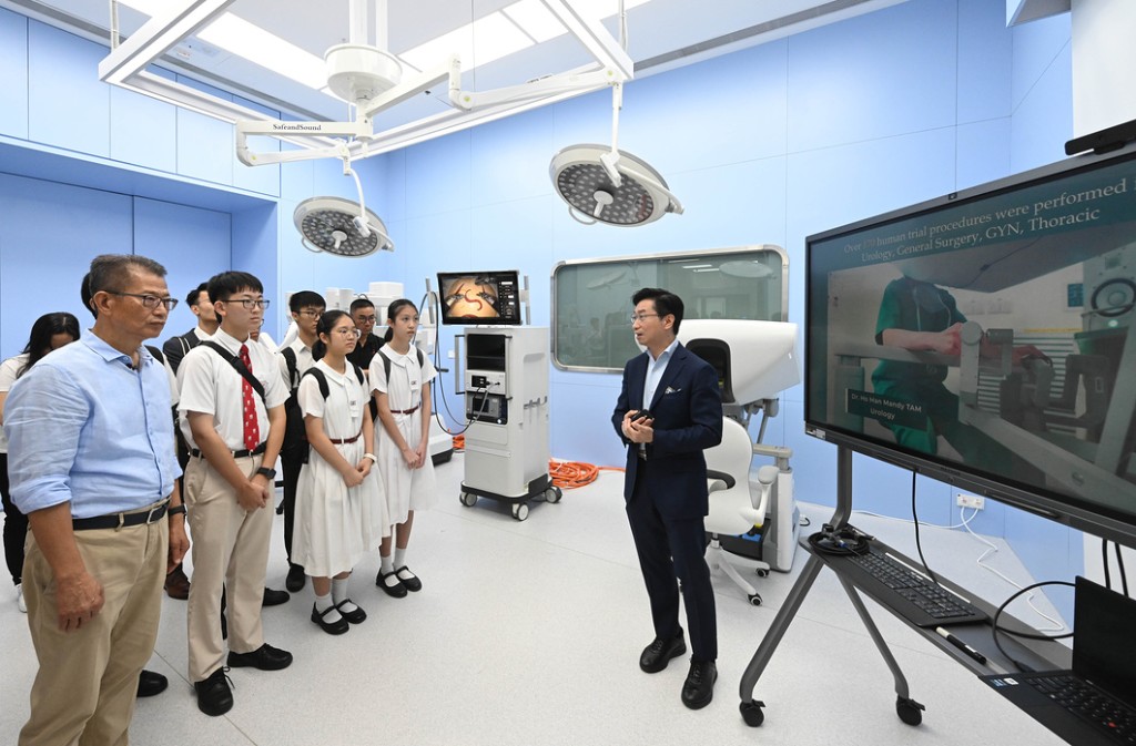 陳茂波及一眾學生參觀其中一間專注手術機械人的初創公司。陳茂波網誌圖片