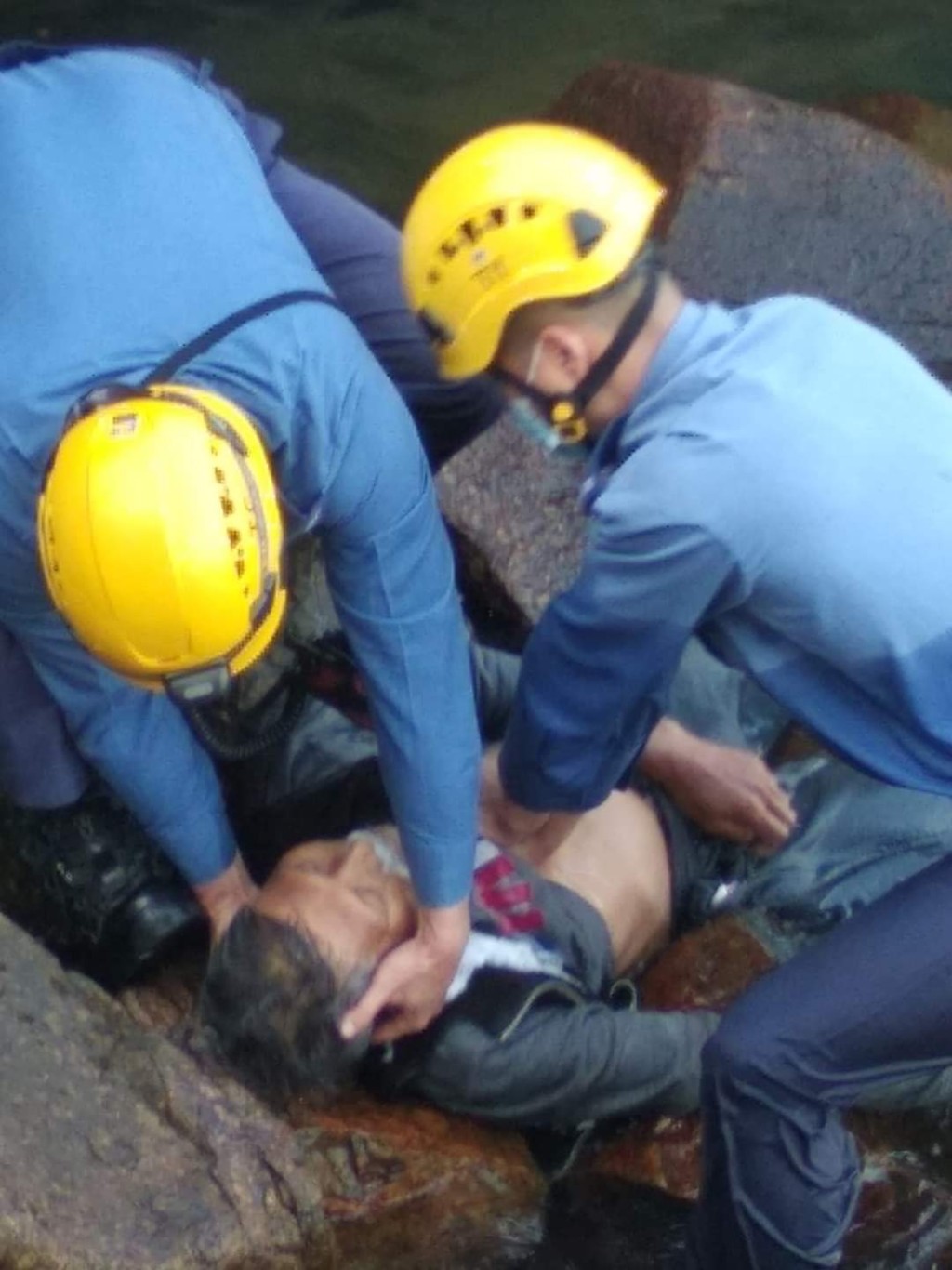 消防將他救起，並將他送往醫院搶救。網上圖片