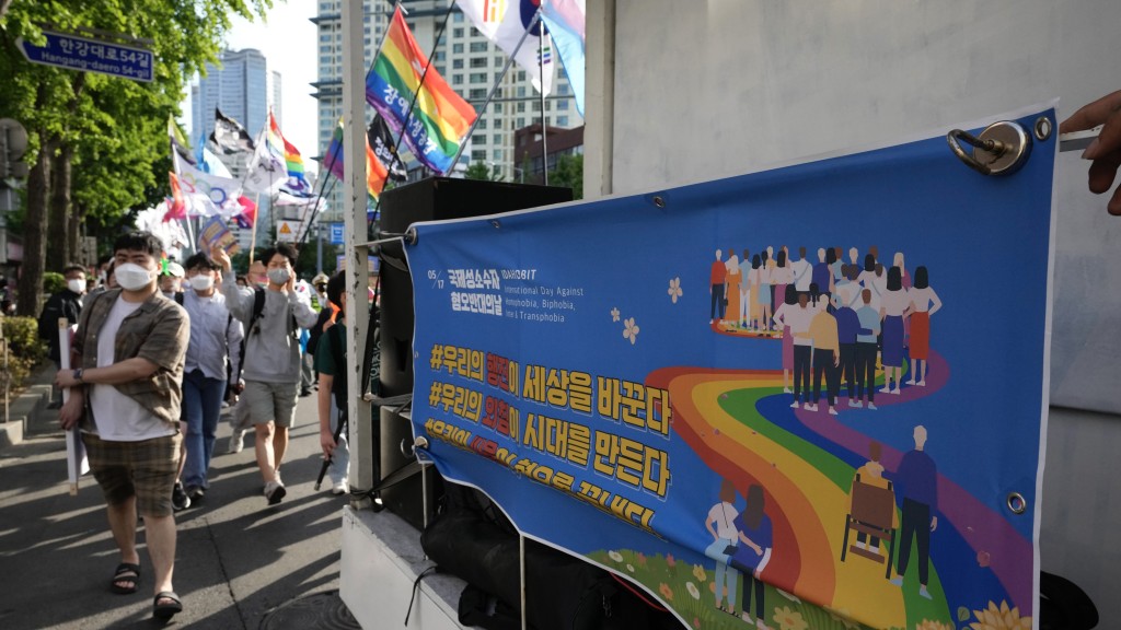 南韓LGBT權利支持者集會，要求政府立即通過反歧視法。 美聯社